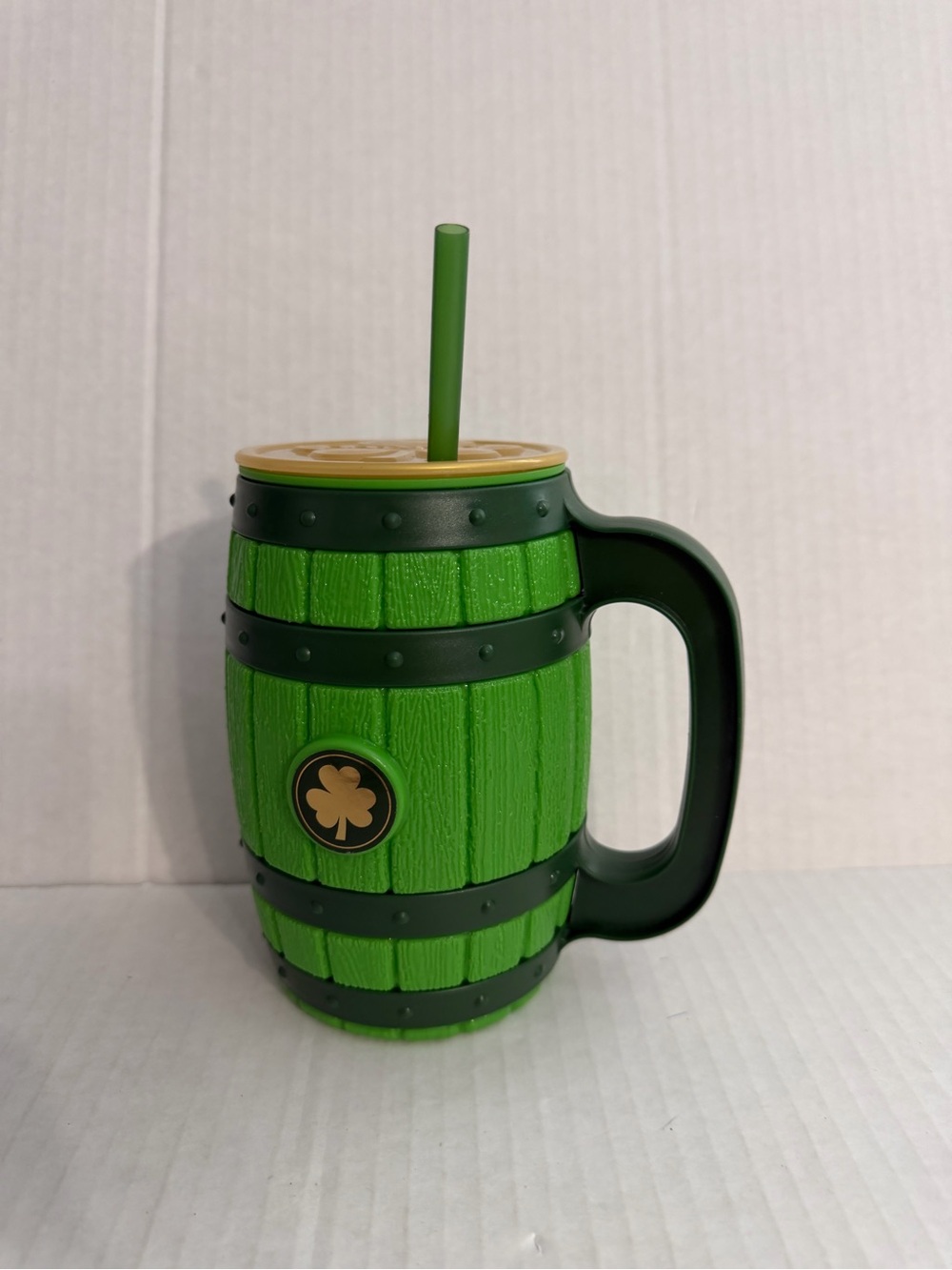 Greenbriar Int Green Barrel-Style Tumbler Mug with Straw - Shamrock Accent